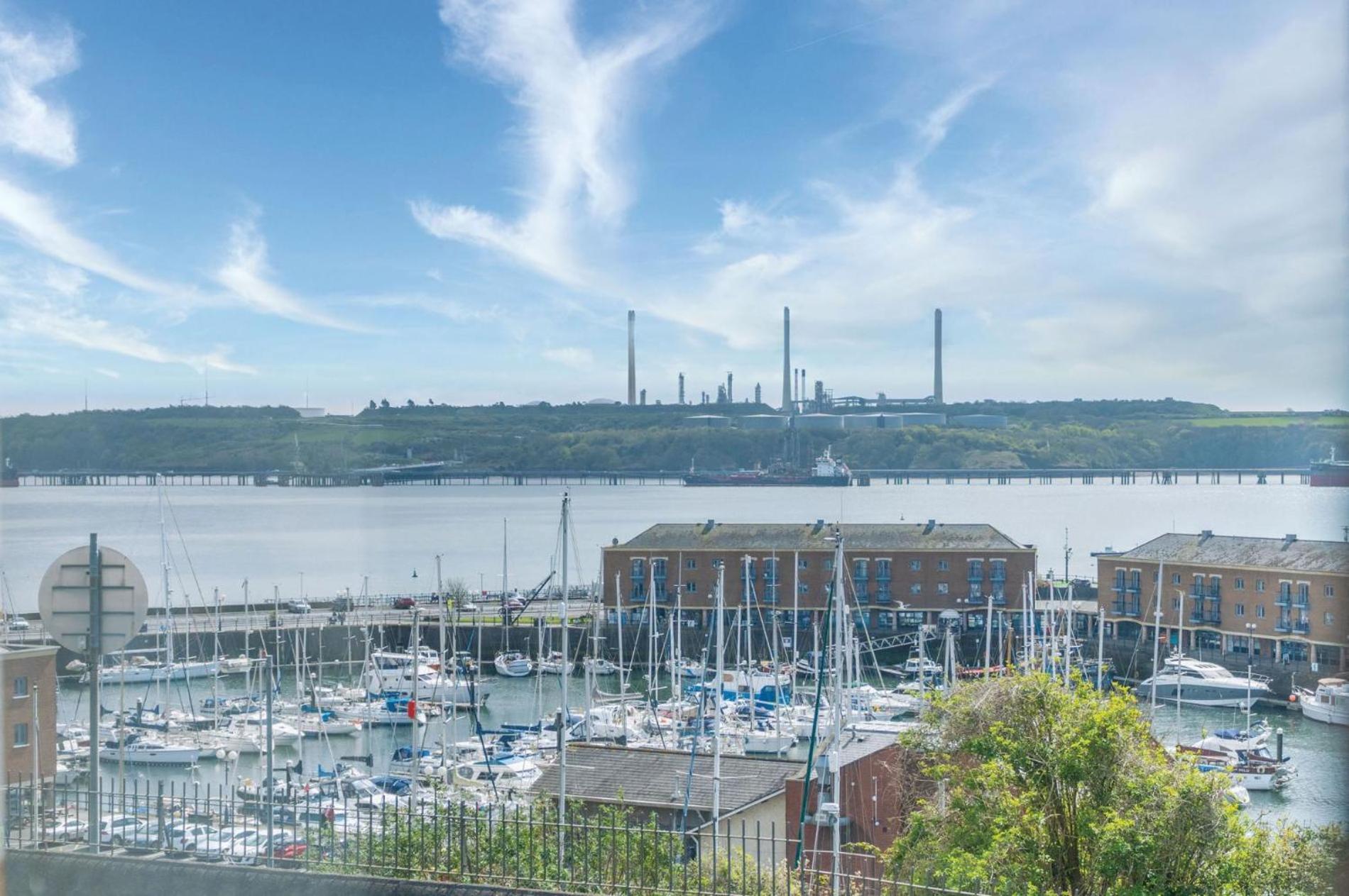 Harbour View - 2 Bedroom Apartment - Milford Haven Exteriör bild